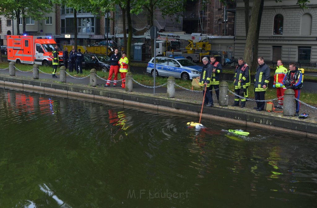 Einsatz BF Taucher Person im Wasser Koeln Mediapark P57.JPG - Miklos Laubert